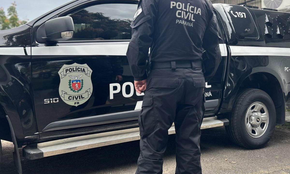 Imagem mostra policial da Polícia Civil do Paraná (PCPR), organização responsável por prender suspeito de ter executado um homem em Piraquara.