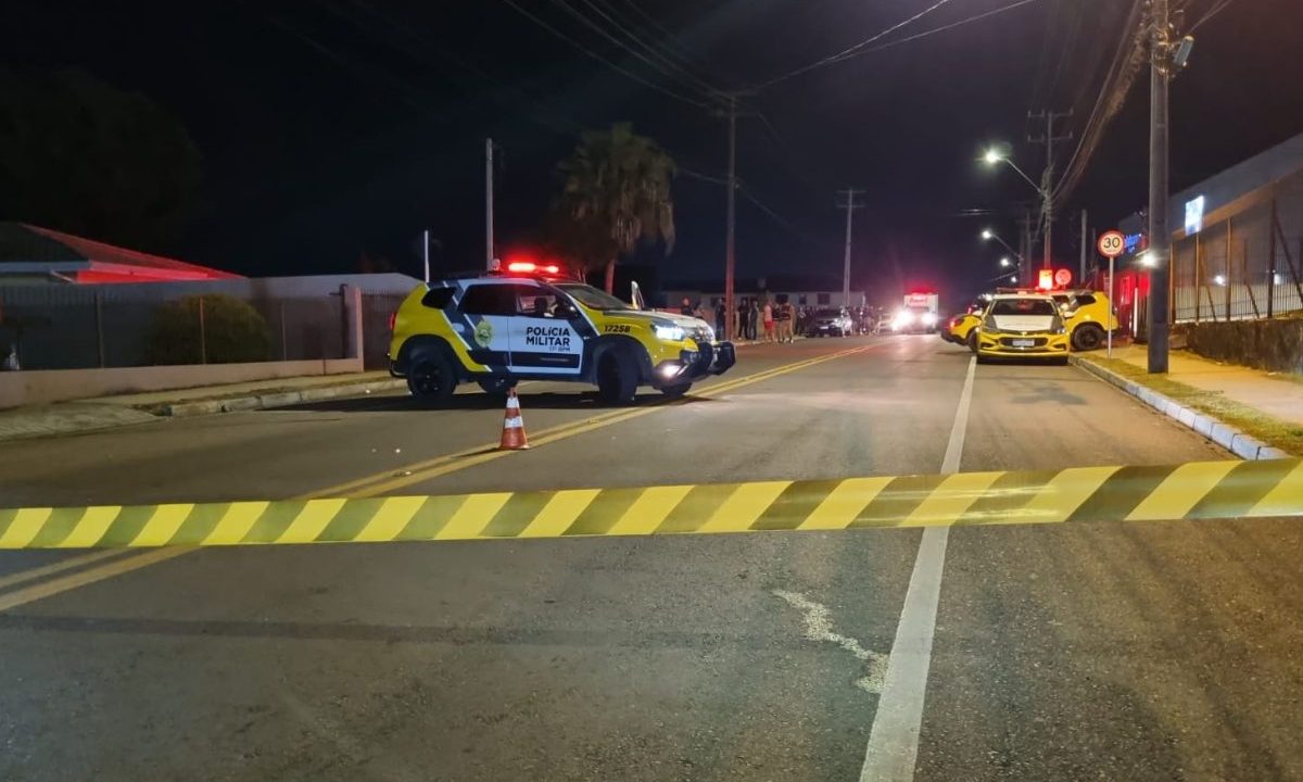 Imagem mostra atendimento da polícia em caso de homem baleado dentro de Fusca em Campo Largo.