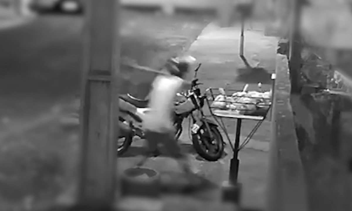 Imagem mostra homem chegando com machado para tentar matar a namorada, em Sarandi.