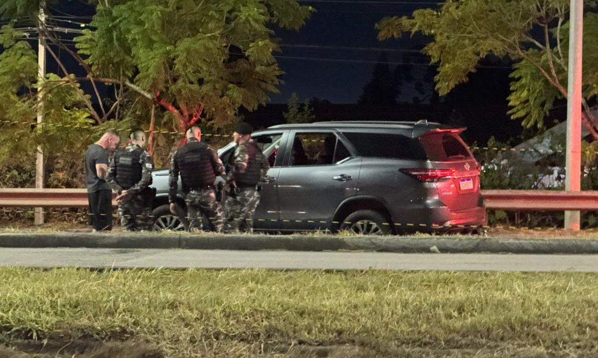 foto do local onde o homem morreu em confronto na linha verde. a imagem mostra policiais militares e um carro