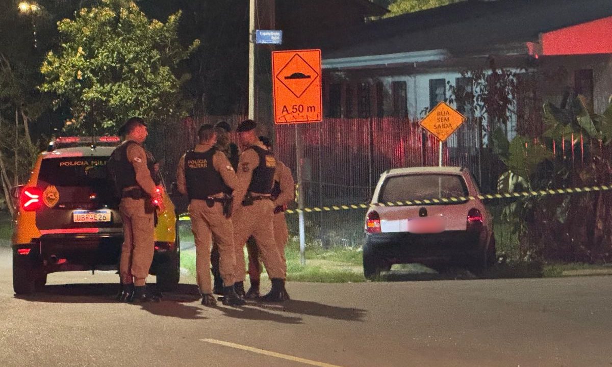 foto do local onde o homem morreu em confronto em curitiba. na imagem aparece o veículo furtado que o suspeito dirigia