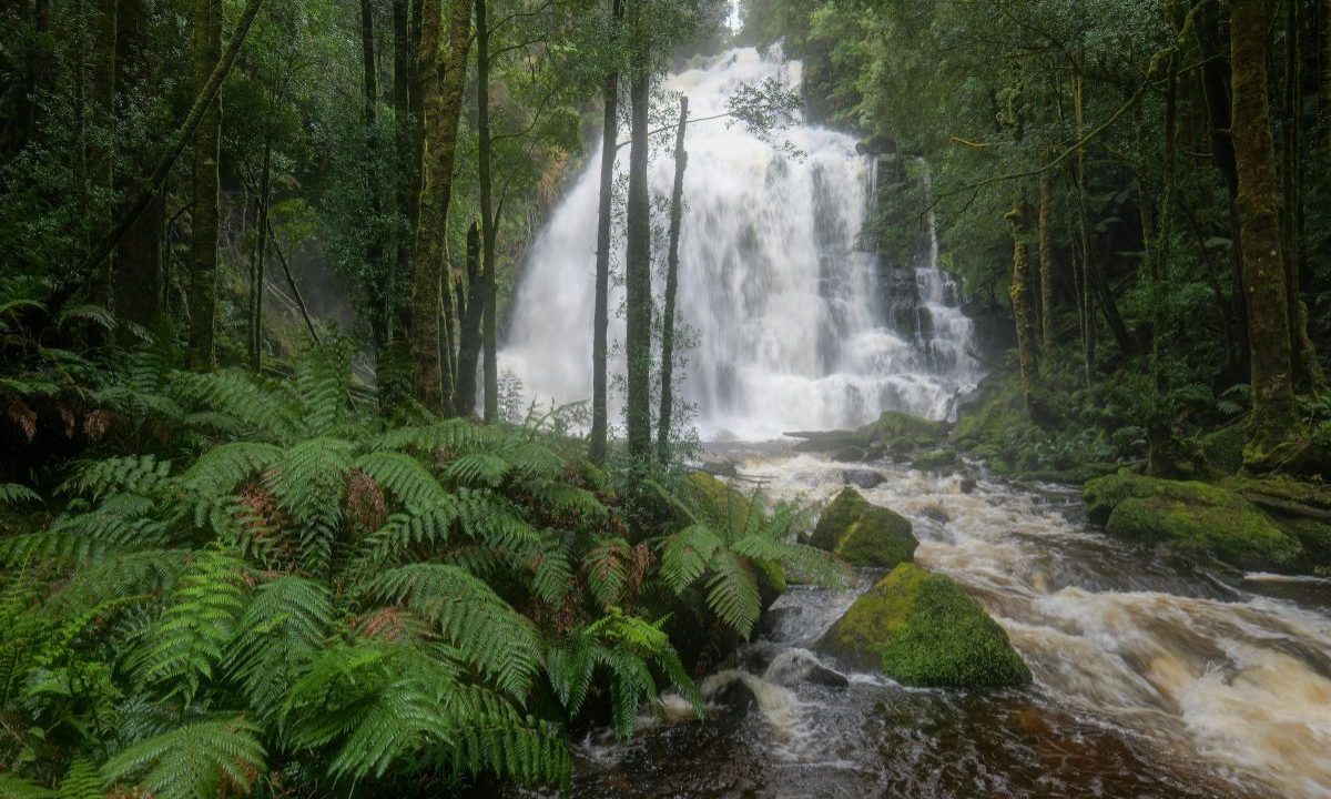 foto de uma cachoeira pra ilustrar o caso do homem que morreu após descer em um tobogã de lona