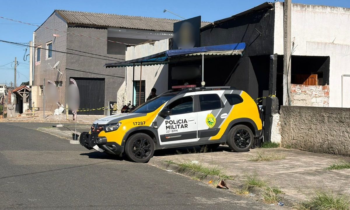 foto da barbearia onde o homem foi morto a tiros, em Colombo. na imagem aparece uma viatura da polícia militar