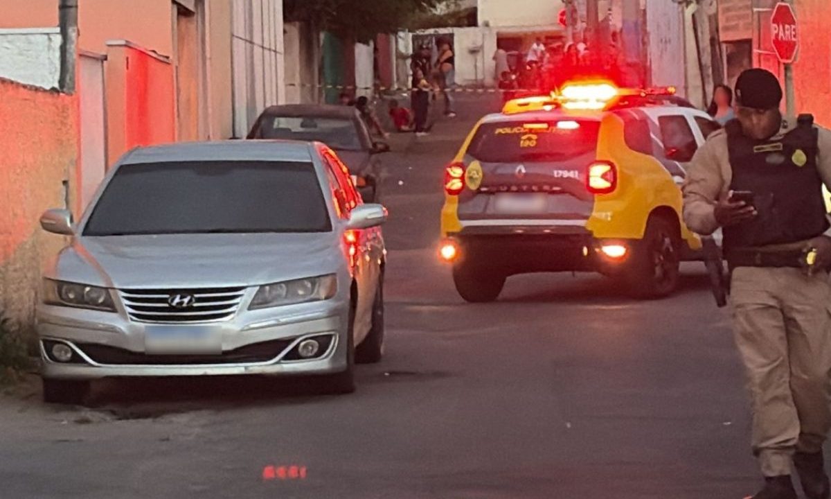 Viaturas da polícia e carro de luxo em área isolada onde homem foi encontrado morto em Curitiba