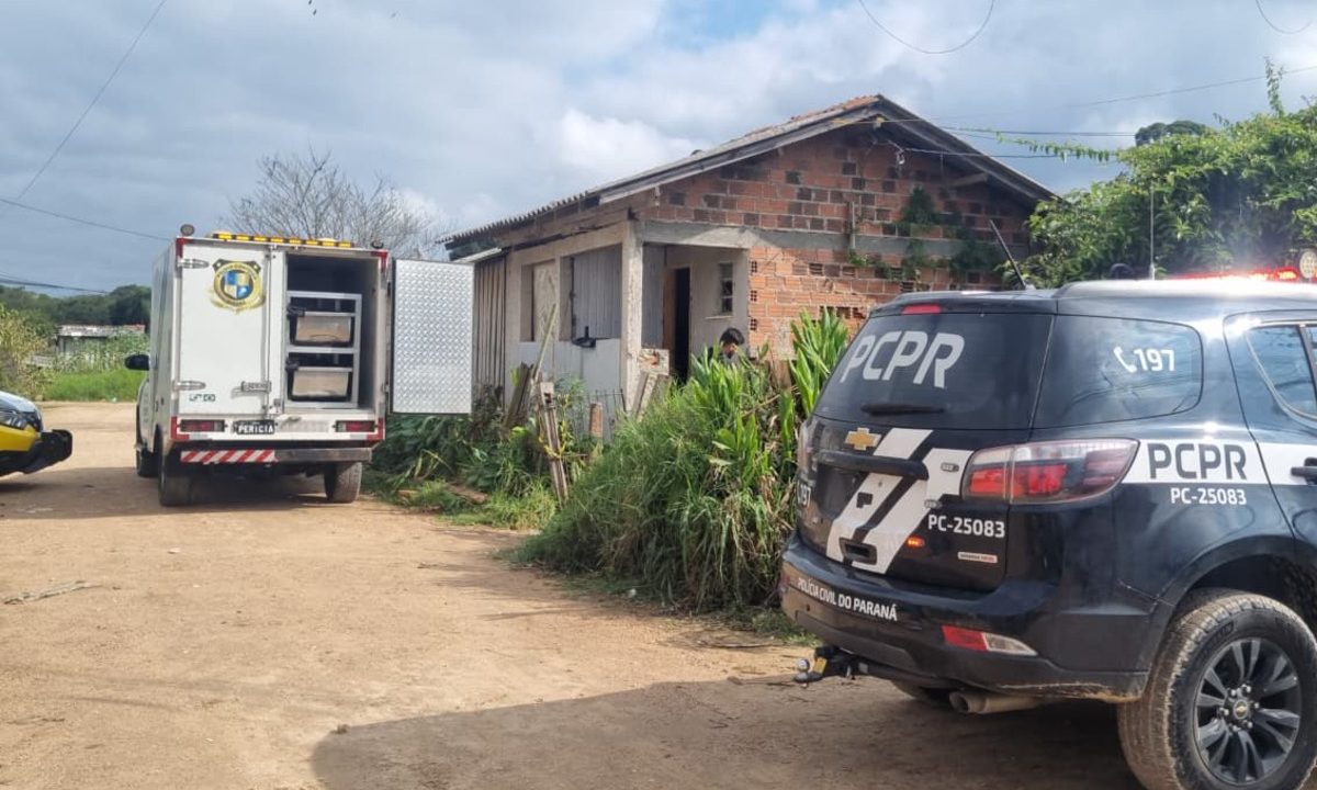 Viaturas da Polícia Civil, Polícia Militar e Polícia Científica perto de uma casa no bairro Caximba, em Curitiba, onde foi encontrado um homem morto com tiro no rosto.