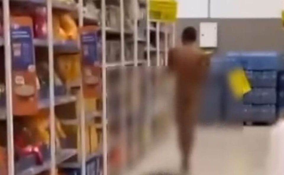 Homem andando nu dentro de um mercado