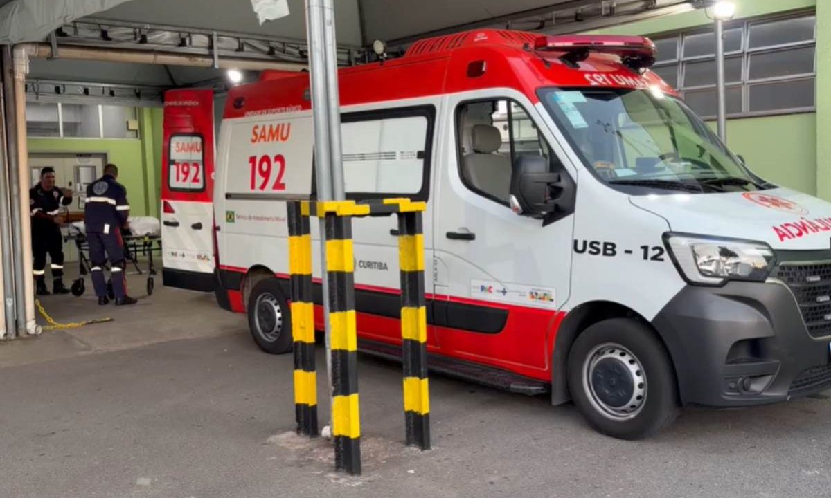 Ambulância que socorreu homem com pescoço cortado por linha de cerol