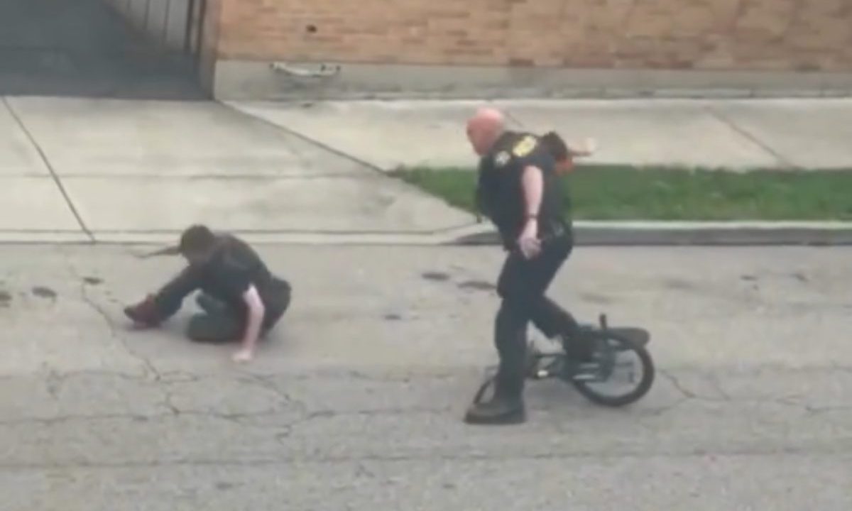 Vídeo registrou momento em que homem e policial protagonizam perseguição cômica.