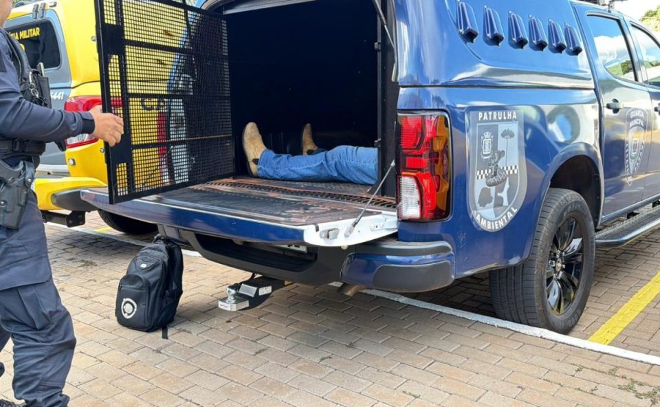Foto mostrando o homem suspeito de ameaçar companheira sendo preso em Cascavel.