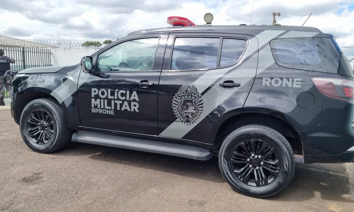 Viatura da RONE que conduziu homem preso por policial de folga para a delegacia.
