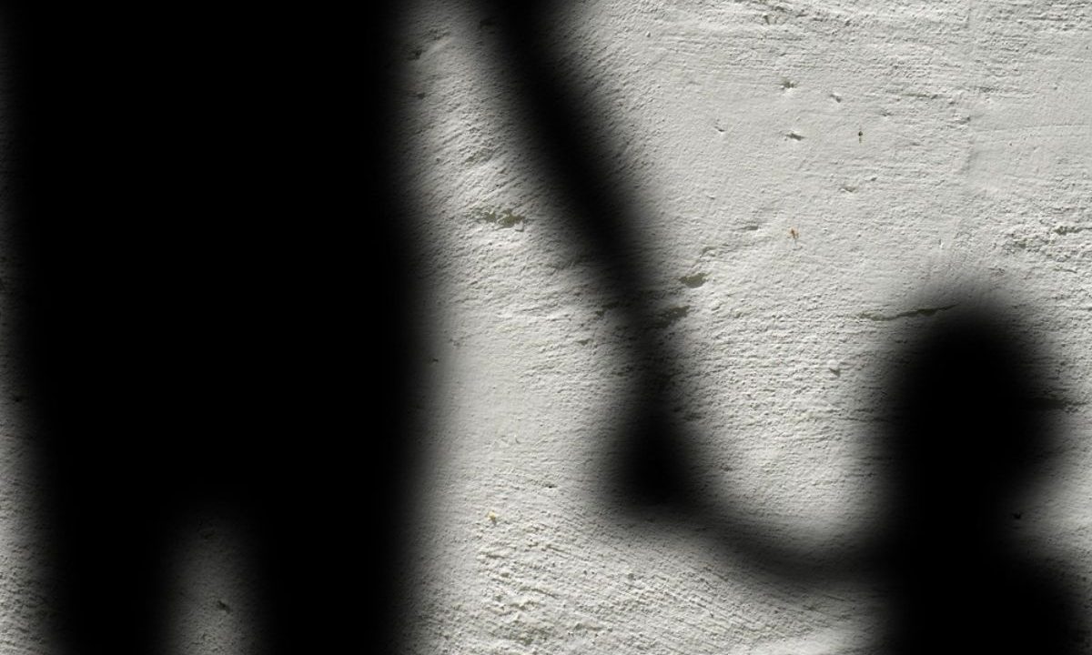 Homem foi preso por violentar crianças na França.