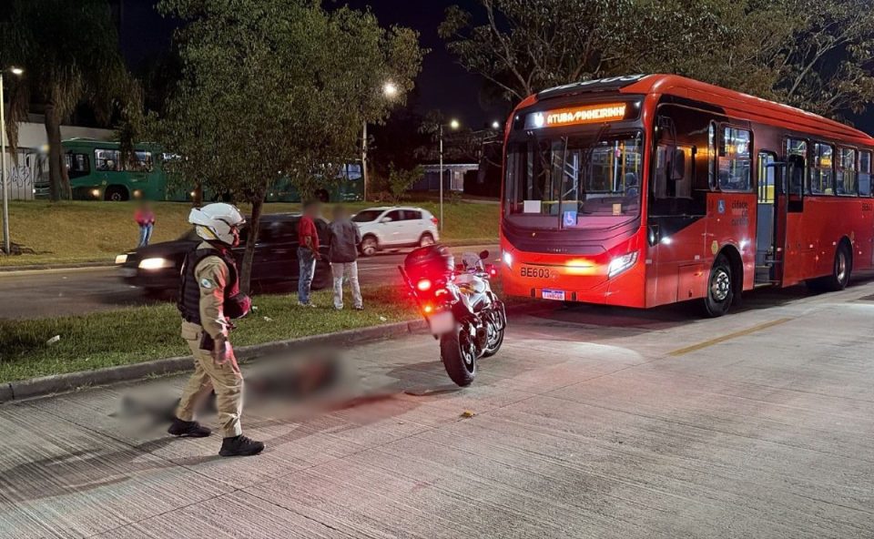 Policial militar, moto e ônibus articulado em canaleta na Linha Verde depois de homem ser atropelado pelo coletivo.