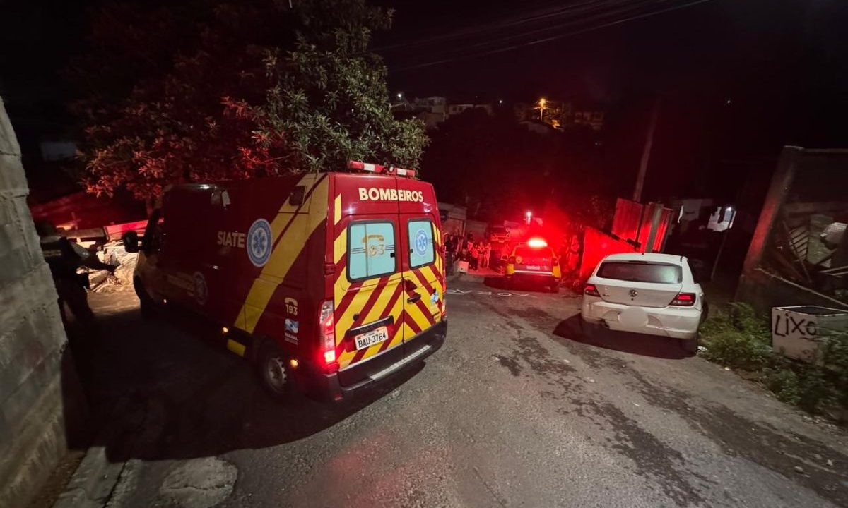 foto do local onde o homem em surto foi baleado. na imagem aparece uma ambulância do corpo de bombeiros