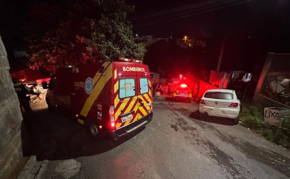 foto do local onde o homem em surto foi baleado. na imagem aparece uma ambulância do corpo de bombeiros