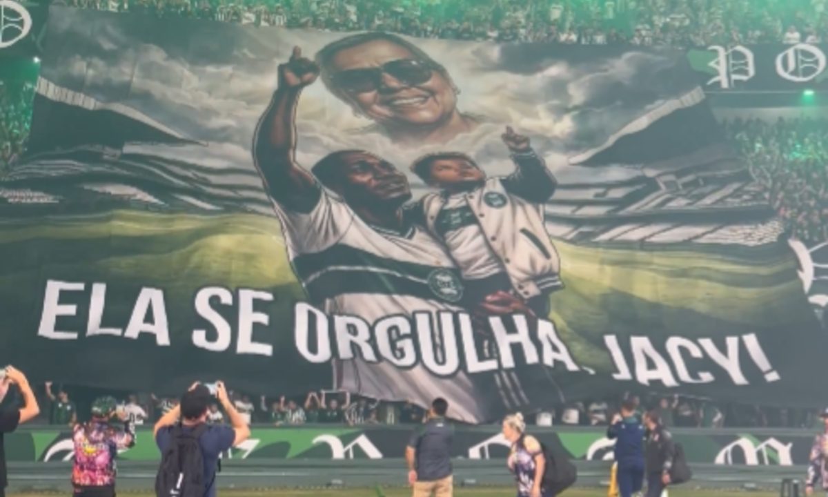Foto da homenagem da torcida do Coritiba ao zagueiro Jacy