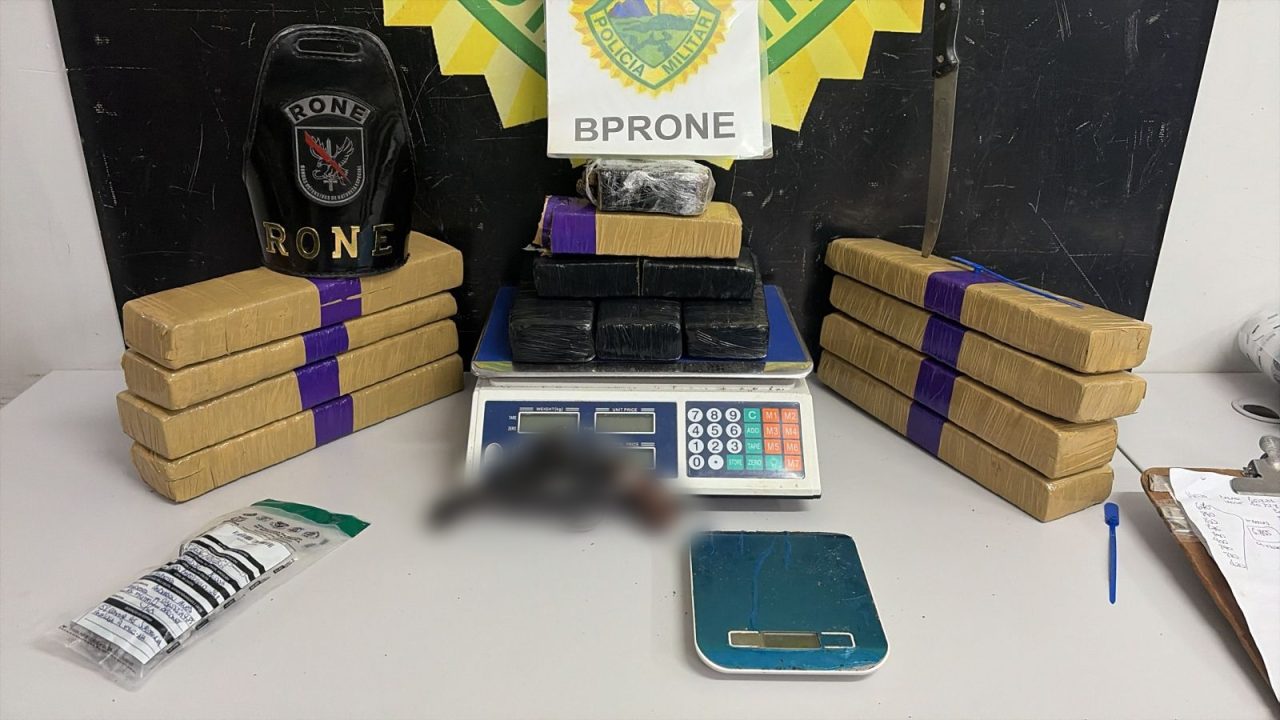 Drogas e revólver apreendidos pela Polícia. Dois homens foram presos em Curitiba com drogas, revólver e submetralhadora impressa em 3D