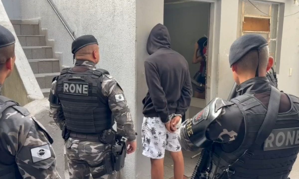 RONE prende suspeito com drogas e dinheiro em hotel no Centro de Curitiba. A imagem mostra o suspeito sendo preso por policiais da RONE.