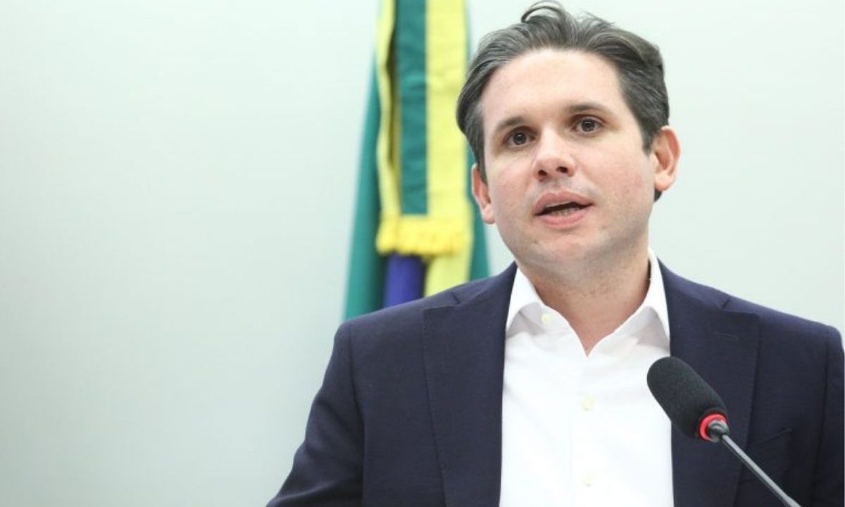 Câmara cria comissão para analisar PEC que reduz jornada de trabalho e prevê fim da escala 6x1. A foto mostra Hugo Motta, que detemrinou a criação da comissão.