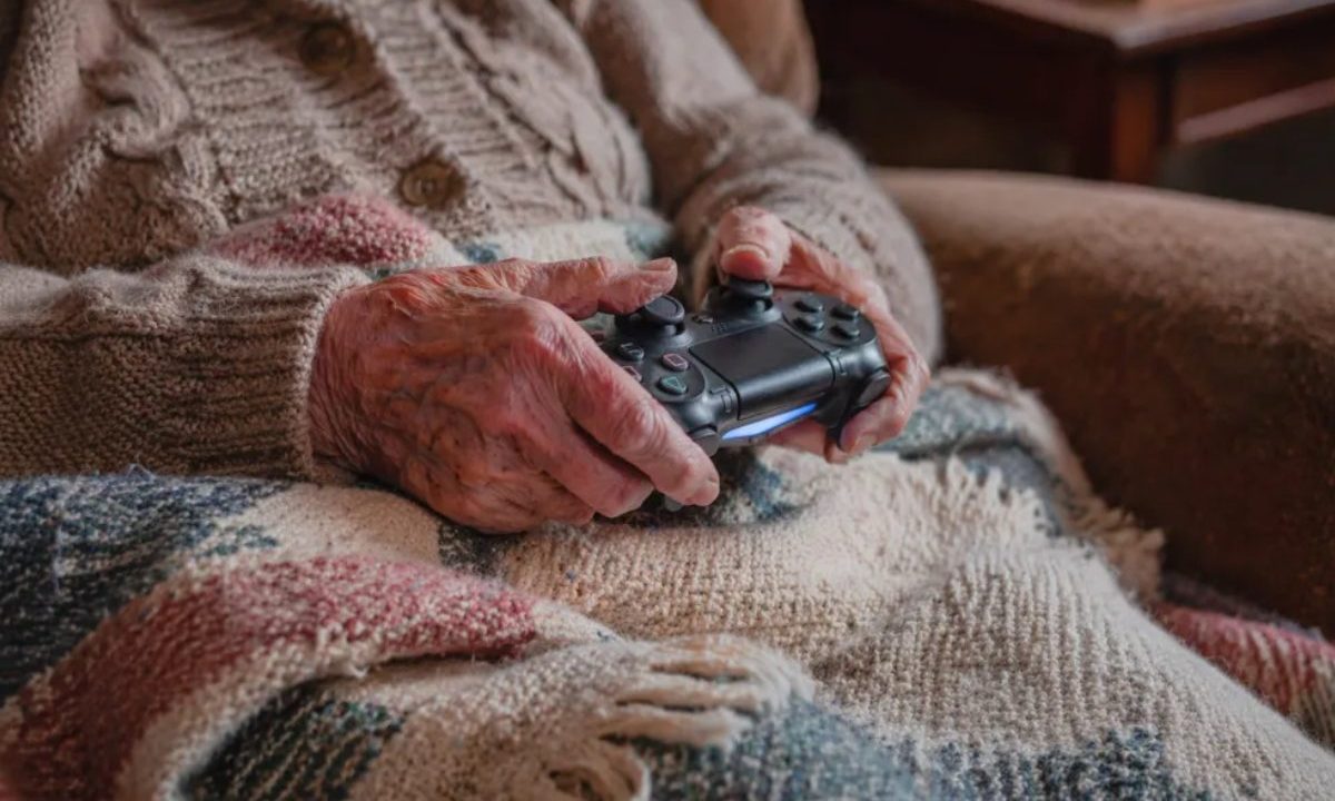 Foto mostra idosa jogando videogame; ela estava desaparecida e foi encontrada em casa.