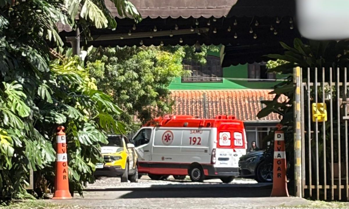 foto do restaurante onde a idosa teve a mãe esmagada, em Curitiba. na foto aparece ambulância do Samu e viatura da polícia militar