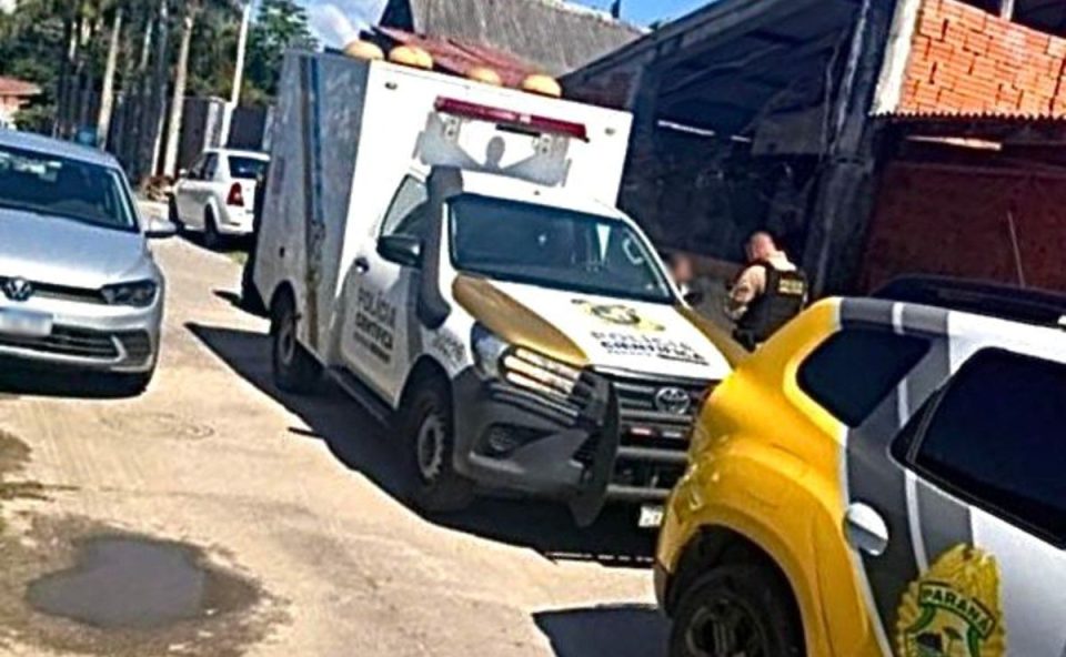 Viaturas da Polícia Militar e da Polícia Científica em frente à residência onde uma idosa foi encontrada morta um dia após ataque de pitbull.