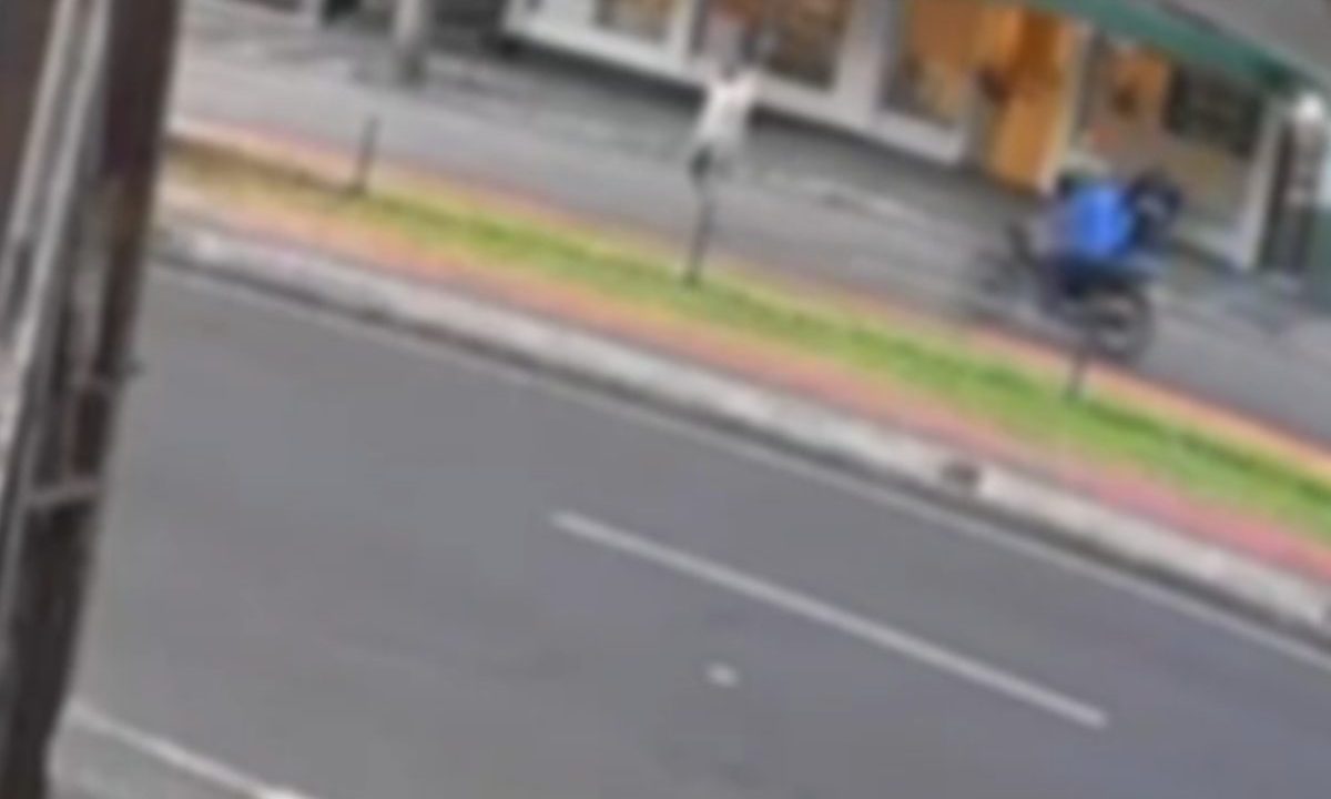 Imagem mostra idoso prestes a ser atropelado em Maringá.