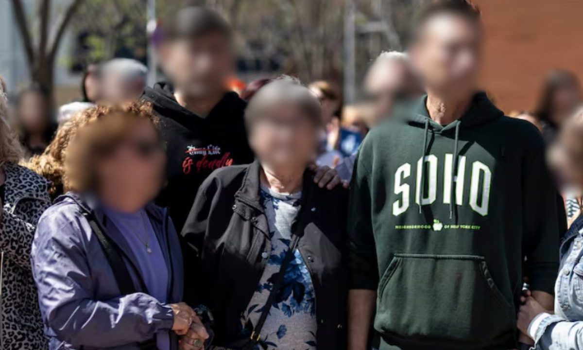 Idoso cadeirante mata ladrão; foto mostra família e vizinhos pedindo liberdade para o homem.
