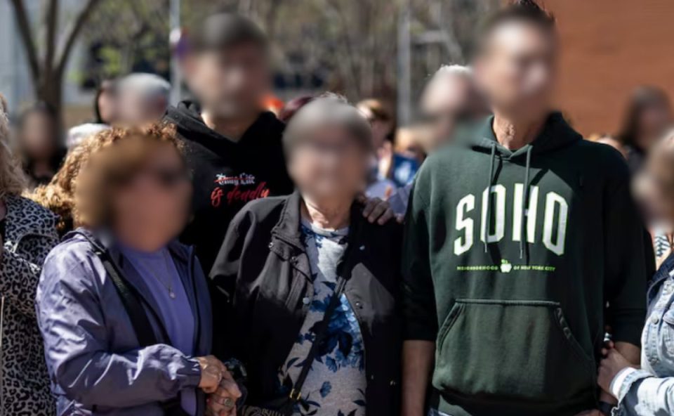 Idoso cadeirante mata ladrão; foto mostra família e vizinhos pedindo liberdade para o homem.