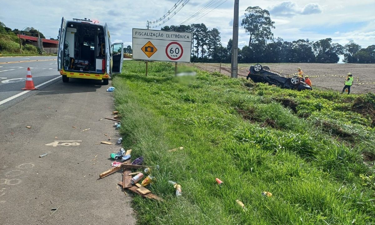 Imagem do acostamento da BR-373, local onde um idoso morreu atropelado por um carro. Veículo capotou após o impacto.
