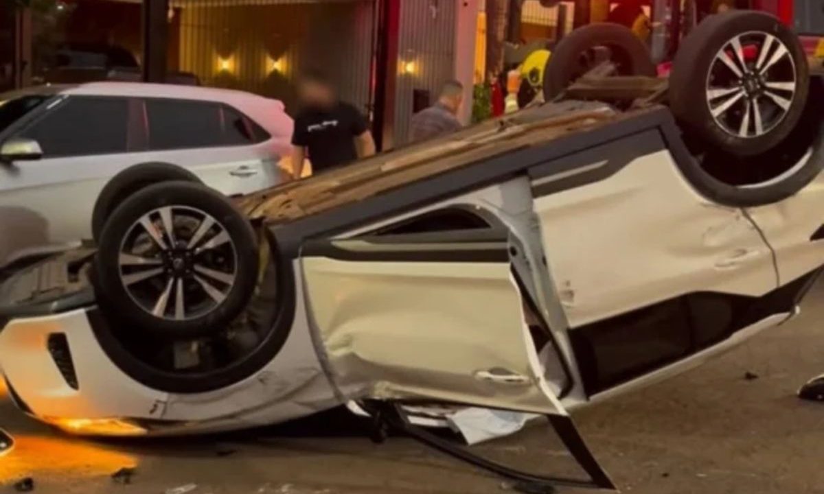 Carro capotado que idoso ficou preso