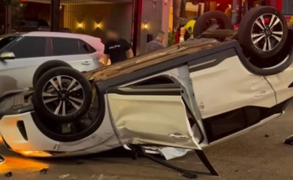 Carro capotado que idoso ficou preso