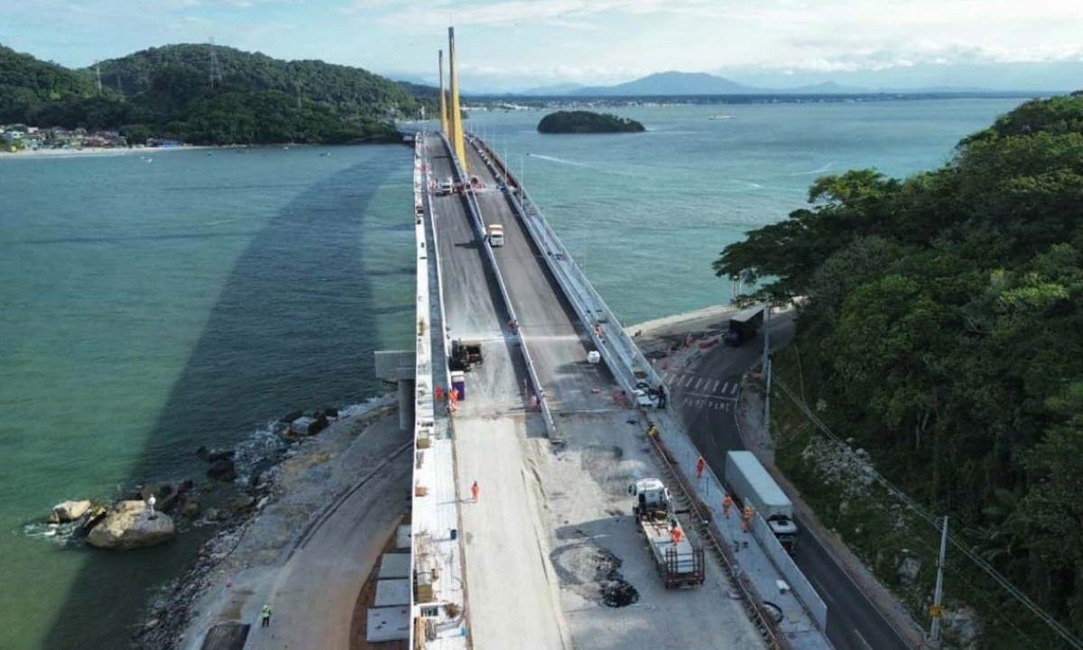 Acesso de Matinhos na Ponte de Guaratuba sendo vista de cima por imagens