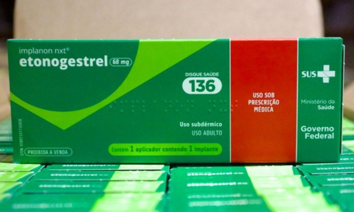 Caixa do implante contraceptivo Implanon (etonogestrel) distribuído pelo SUS, exibida sobre outras unidades do medicamento.