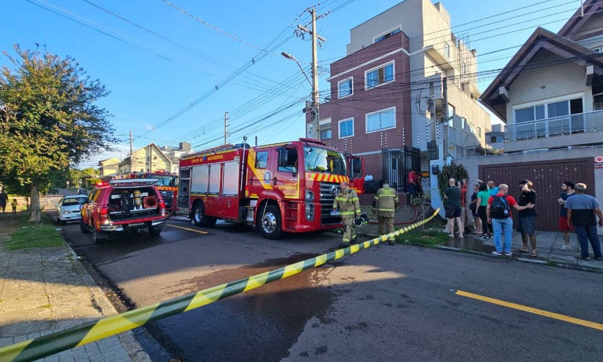 Caminhões do Corpo de Bombeiros atendem ocorrência de incêndio em duplex no bairro Santa Quitéria, em Curitiba. Cães foram resgatados com vida