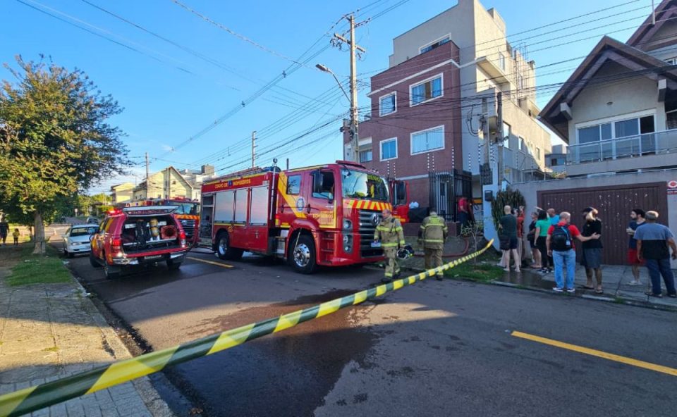 Caminhões do Corpo de Bombeiros atendem ocorrência de incêndio em duplex no bairro Santa Quitéria, em Curitiba. Cães foram resgatados com vida