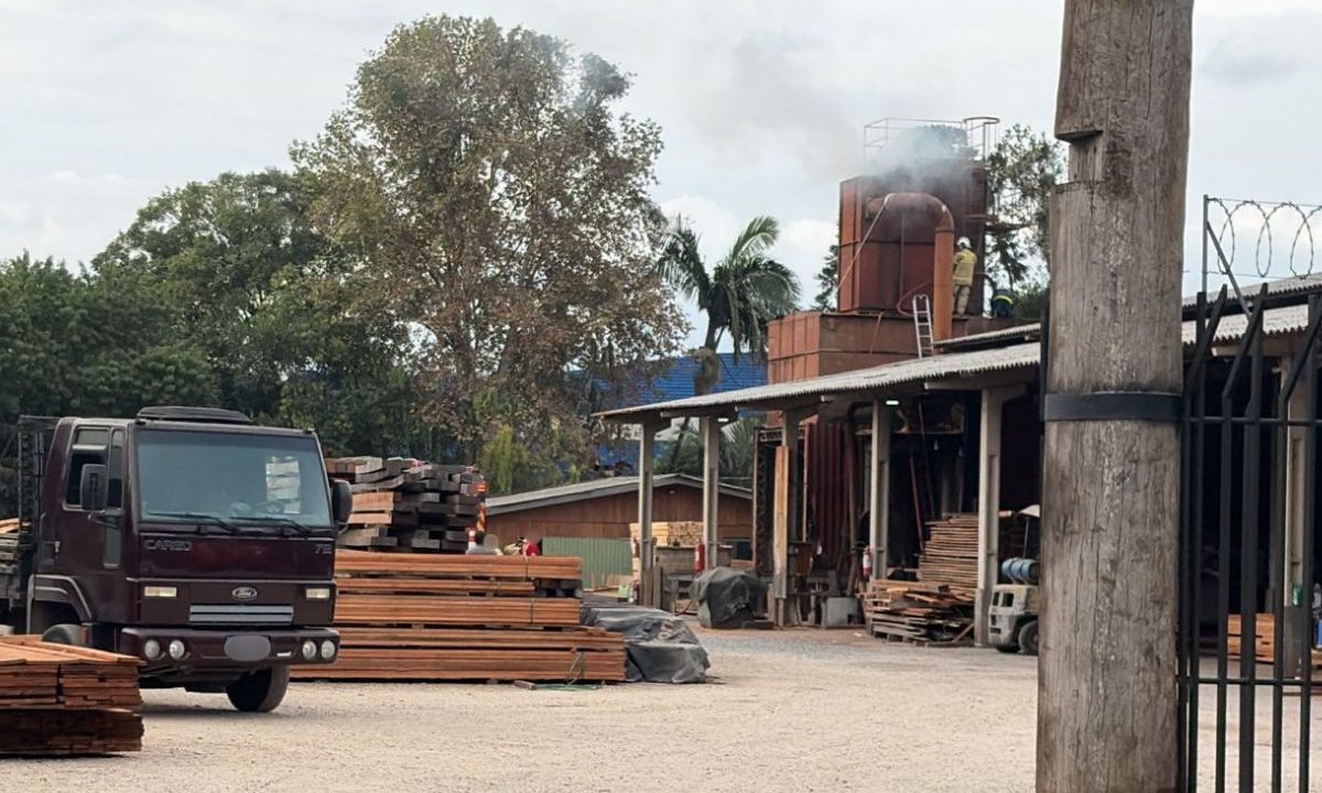 Imagem mostra bombeiros combatendo incêndio na Cidade Industrial de Curitiba.