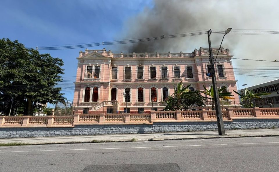 Incêndio em prédio histórico em Paranaguá