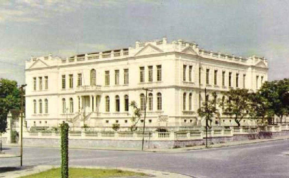 Foto mostra Instituto de Educação de Paranaguá