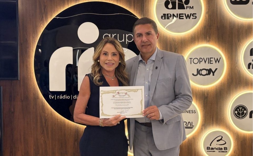 Instituto Ric recebe título de utilidade pública concedido pela Prefeitura de Curitiba. A foto mostra Karla Petrelli, presidente do Instituto Ric, e Jasson Goulart, vereador autor do projeto que foi aprovado na Câmara.