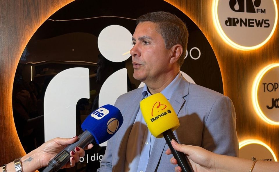 Instituto Ric recebe título de utilidade pública concedido pela Prefeitura de Curitiba. A foto mostra Jasson Goulart, autor do projeto na Câamara, dando entrevista à Banda B e à Ric RECORD.