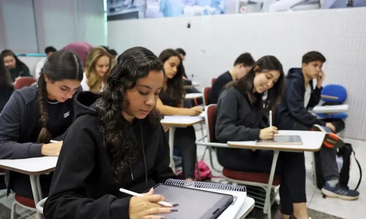 Foto de uma sala de aula com estudantes escrevendo em seus cadernos. Imagem ilustrativa para matéria programa Talentos Paraná no Mundo que terá as suas inscrições encerradas no próximo sábado (18)