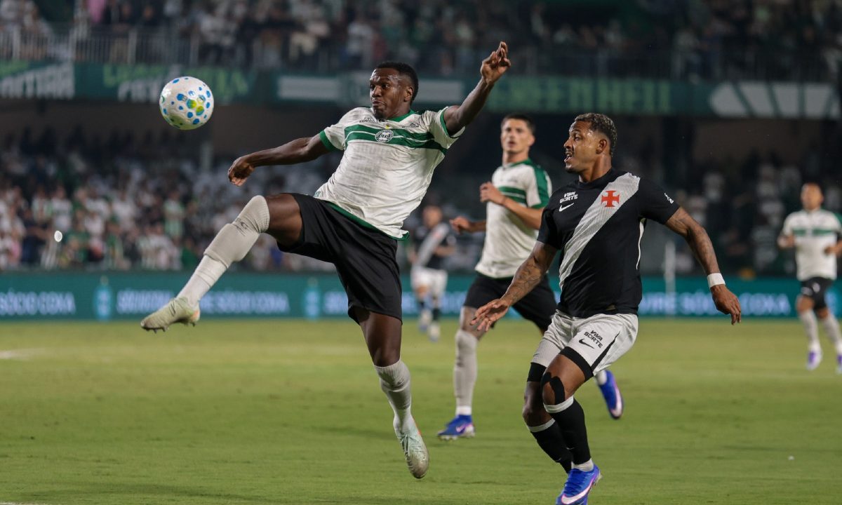 Foto de Jacy em ação pelo Coritiba. Jogador pode ser desfalque nos próximos seis jogos