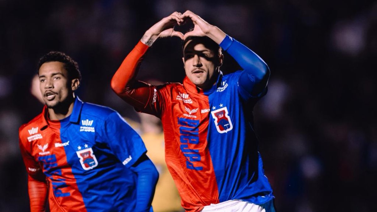 João Felipe comemora o primeiro gol com a camisa do Paraná Clube