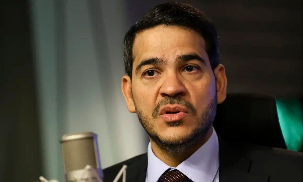 Jorge Messias defende limites para atuação do STF durante sabatina no Senado. A imagem mostra Jorge Messias falando.