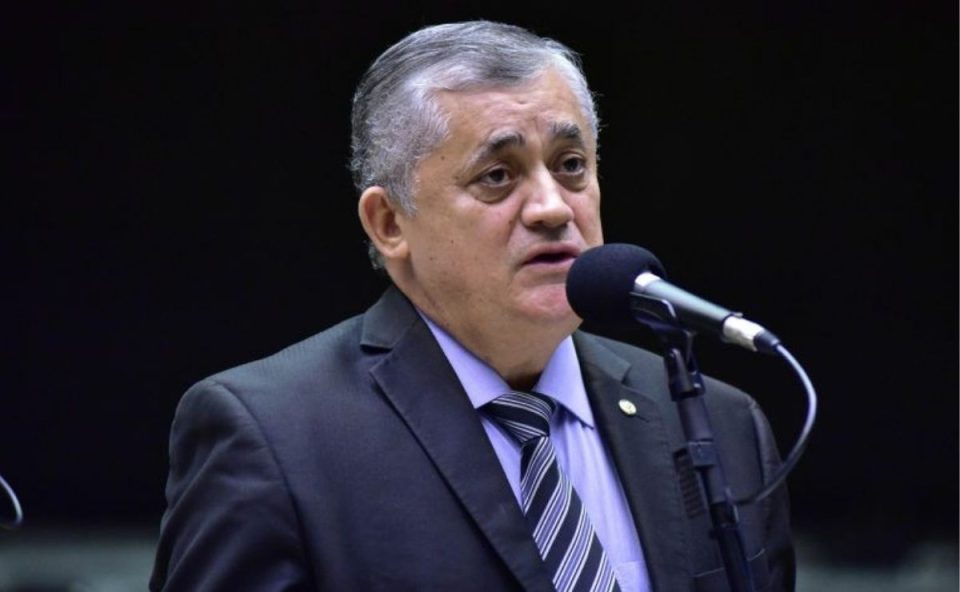 José Guimarães assumiu a Secretaria de Relações Institucionais do Governo Federal. A imagemmostra Guimarães falando ao microfone na Câmara dos Deputados.