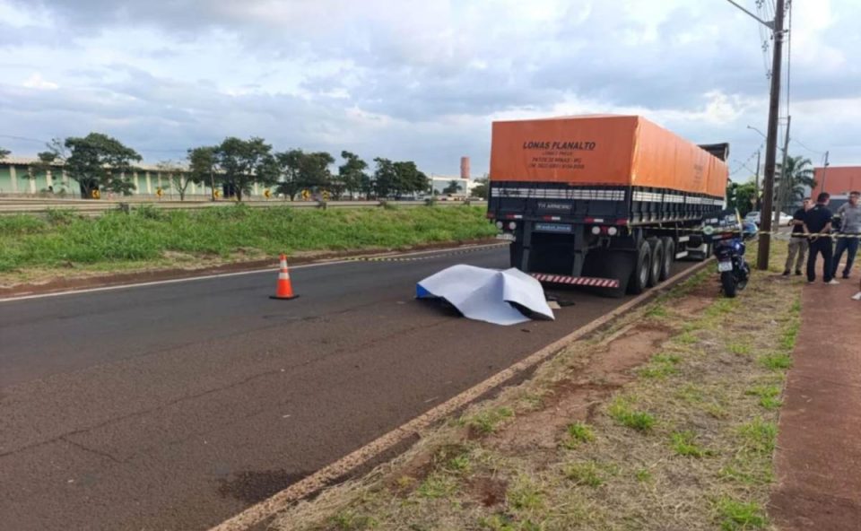 Jovem motociclista morte em rodovia após bater contra caminhão