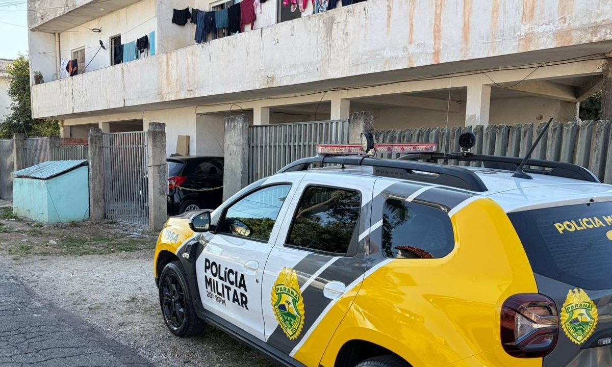 Viatura da Polícia Militar em frente a um imóvel onde jovem foi executado a tiros no bairro Uberaba, em Curitiba.