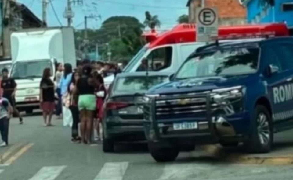Movimentação policial. Jovem invade escola com facão em Suzano.