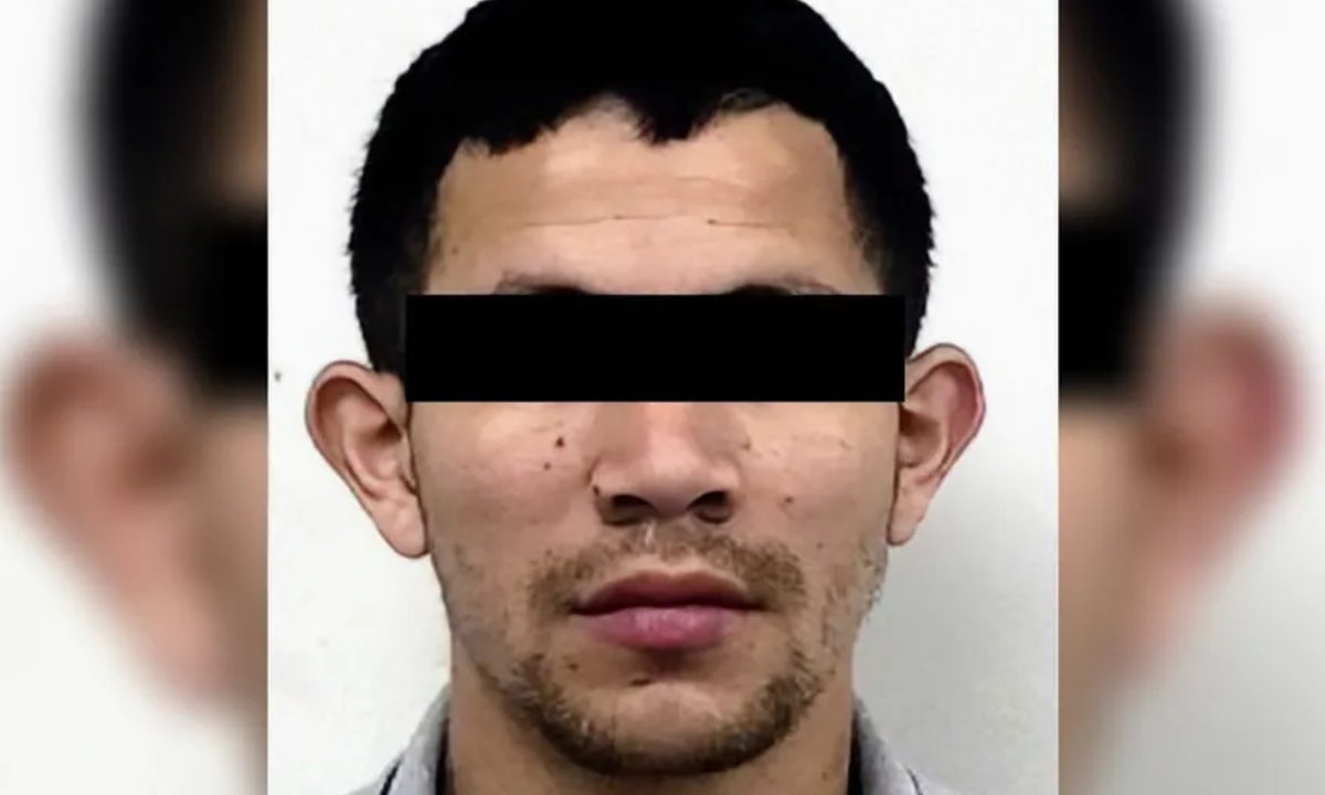 Foto do suspeito melo crime em que jovem foi assassinado após uma partida de futebol. O suspeito tem os olhos tapados por uma tarja preta.