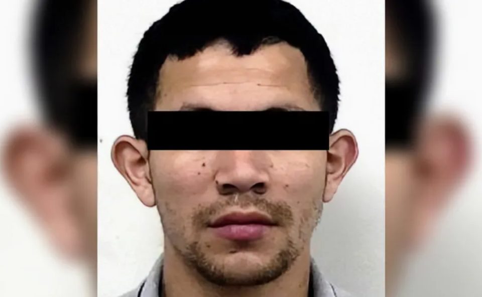 Foto do suspeito melo crime em que jovem foi assassinado após uma partida de futebol. O suspeito tem os olhos tapados por uma tarja preta.